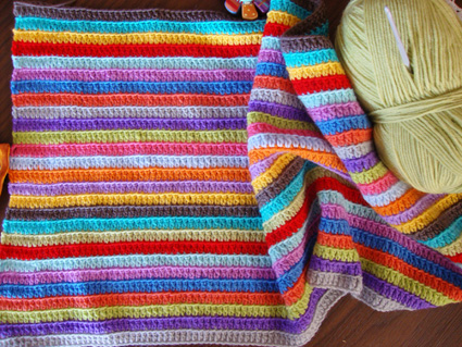 Stripy baby blanket : more progress